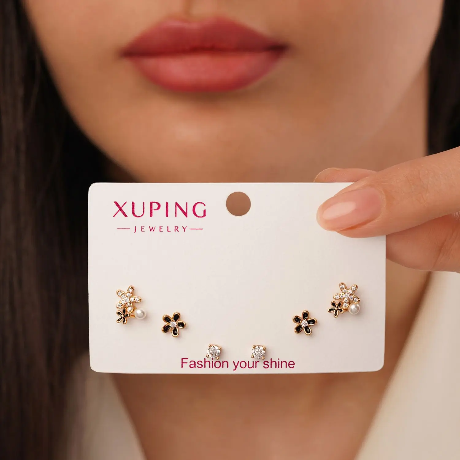 گوشواره شوپینگ میخی نگین دار طلایی (کارت 3 جفتی)