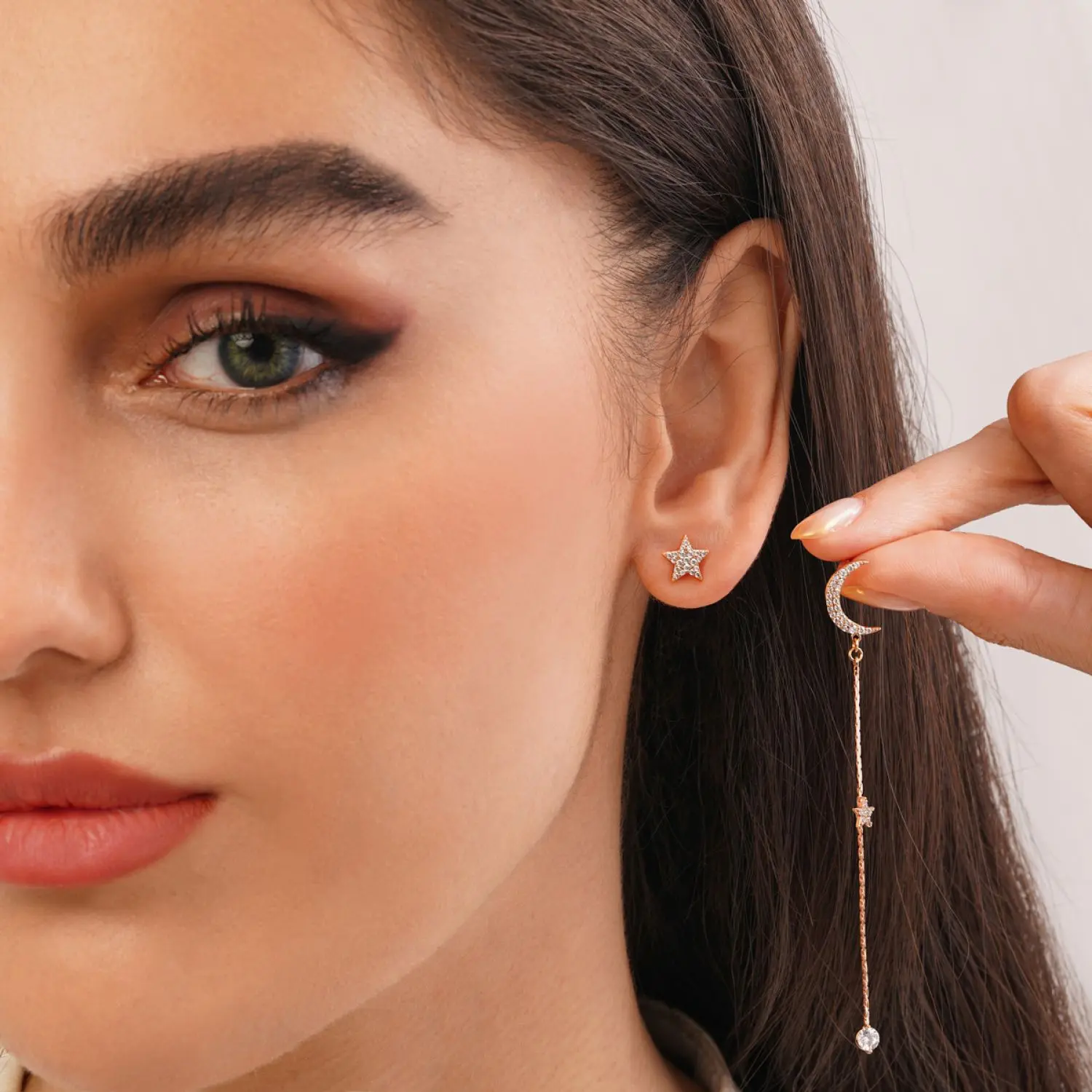 گوشواره شوپینگ میخی نگین دار طلایی