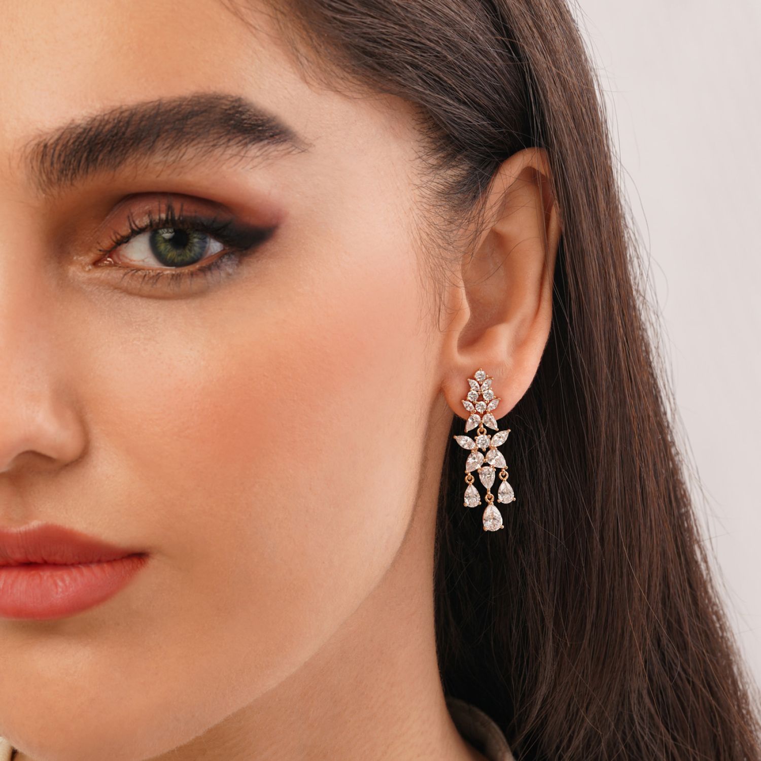 گوشواره شوپینگ میخی طلایی نگین دار